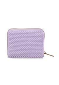 Portafoglio lavanda realizzato in materiale testurizzato con un motivo intrecciato, dotato di una cerniera in tonalità oro e di un tirante decorativo per la cerniera.