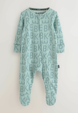 Világoskék egyberuha hosszú ujjakkal, melyen ismétlődő blokknagyságú betűmintázat található. Rugalmas anyagból készült, lábfejjel ellátott és elöl zipzárral záródik.