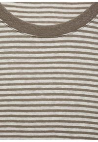 Tessuto a righe marrone e crema con scollo rotondo a coste. Morbida texture, pattern coerente con strisce orizzontali uniformemente distanziate.