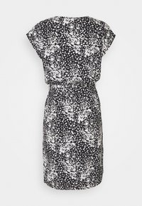 Černobílé šaty s květinovým potiskem, krátkými rukávky typu cap, páskem v pase, měkkým materiálem a délkou ke kolenům. Mají kulatý výstřih.