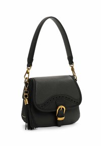 Borsa a tracolla in pelle nera con finitura testurizzata, hardware dorato, fibbia decorativa e un accento a nappina. Presenta una tracolla per un facile trasporto.