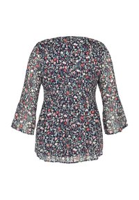 Blouse bleu marine transparente avec petit imprimé floral multicolore, manches évasées trois quarts et détail froncé à la taille.