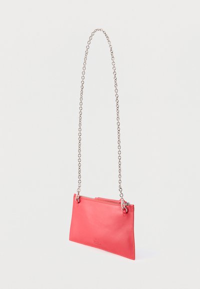 Κόκκινο ορθογώνιο δερμάτινο τσαντάκι χιαστί με ασημένιο λουράκι αλυσίδα και επάνω φερμουάρ κλεισίματος, σε απλό λευκό φόντο.