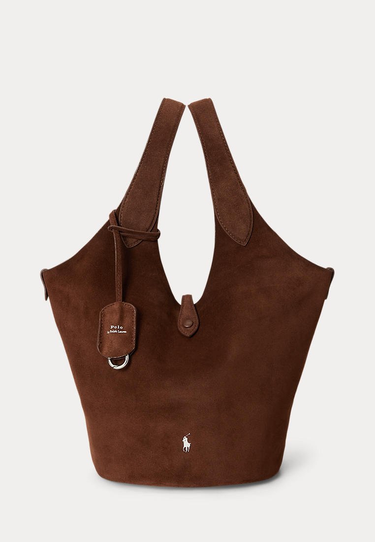 Sac cabas en daim marron Polo Ralph Lauren, avec de larges anses d’épaule, une étiquette en cuir portant le logo et un petit emblème blanc représentant un joueur de polo.