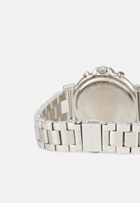 Orologio da polso in acciaio inossidabile silver con finitura lucida, quadrante cronografo con sotto-quadranti e chiusura con marchio inciso sul lato.