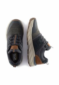 Grijze en zwarte sportieve schoenen met een textiele bovenkant, bruine lederen accenten en een stevige rubberen zool. Voorzien van veters en een logo.