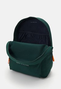 Tommy Hilfiger ESSENTIAL UNISEX - Sac à dos - ornamental green