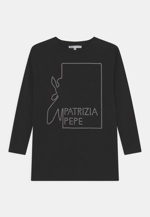 Zwart langarm T-shirt met een strass-steendesign en de tekst "PATRIZIA PEPE" binnen een geometrische omlijning. Zacht katoenen materiaal.