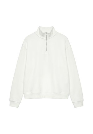 Weißer Langarm-Pullover mit hohem Kragen und einem halben Reißverschluss in der vorderen Mitte.