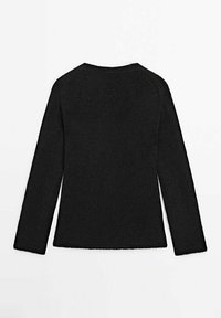 Schwarzer Strickpullover mit langen Ärmeln, rundem Halsausschnitt und geripptem Saum. Die Textur wirkt weich und leicht strukturiert mit einem lässigen Design.