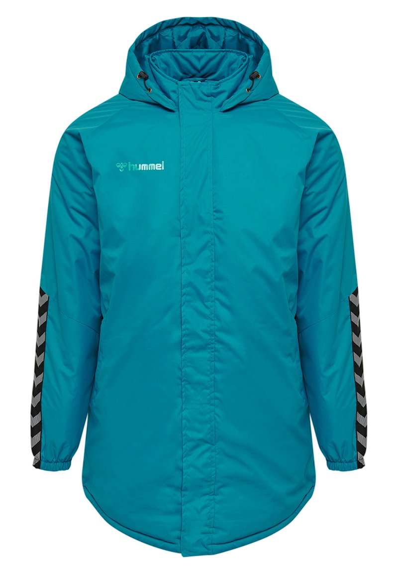 Türaufpolsterte Jacke in Tealfarbe mit Kapuze, ausgestattet mit einem schwarzen Chevron-Design entlang der Ärmel und einem Logo auf der Vorderseite. Verstellbarer Kordelzug an der Kapuze.
