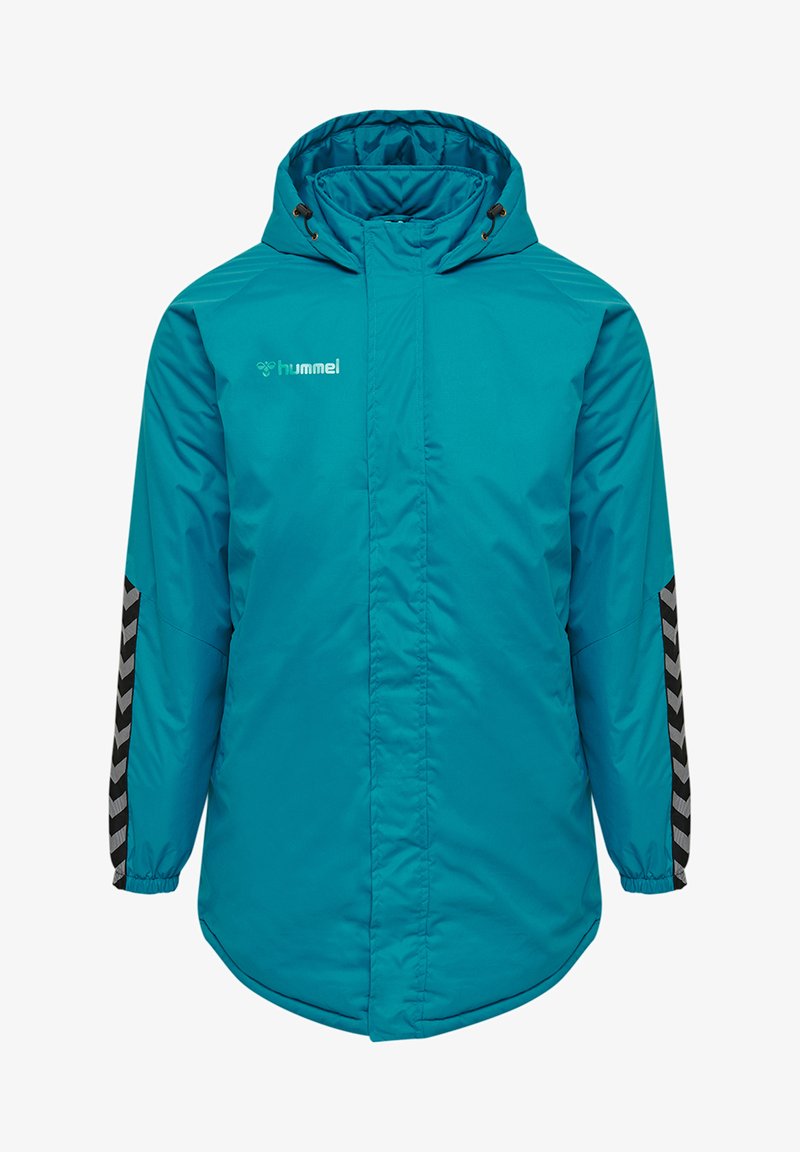 Teal polstret jakke med hætte, som har et sort chevron-design langs ærmerne og logo på fronten. Justerbar snor i hætten.