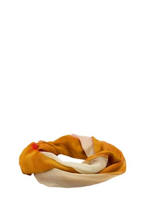 Miękka materiałowa opaska na głowę skręcona w pętlę z blokami koloru pomarańczowego, kremowego i jasnoróżowego na białym tle.