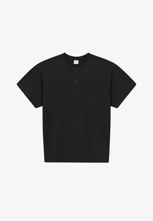 Camiseta negra de manga corta y cuello redondo con un pequeño texto de logo verde centrado en el pecho sobre un fondo blanco.
