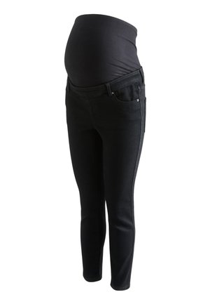 Schwarze Umstandsjeans mit elastischem Überbauchpanel, das einen Babybauch stützt, auf weißem Hintergrund dargestellt.