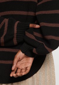 Monki Stickad tröja - dark grey