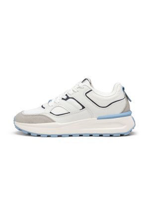 Sneakers bianchi con accenti in suede grigio, suola in gomma blu e cuciture scure a contrasto; presentano un colletto imbottito e un design con lacci.