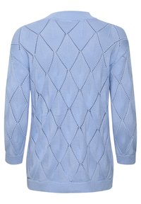 Jasnoniebieski sweter z dzianiny z diamentowym wzorem koronkowym, rękawami o długości 3/4 oraz ściągaczami przy rękawach i u dołu.