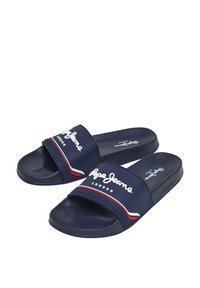 Tamsiai mėlynos šlepetės su guminiais padais, turinčios plačią juostą su tekstu "Pepe Jeans London" baltos ir raudonos akcentinės juostelės.