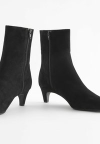Next CHISEL TOE CHELSEA REGULAR WIDE FIT - Klassikalised poolsaapad - black