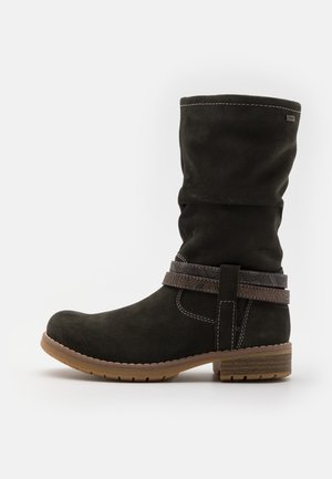 Zwarte suède laars tot de knie met een slouchy ontwerp, bruine gevlochten riemaccent en een gestructureerde rubberen zool. Bevat witte stiksel details.