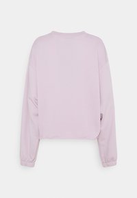 Ljuslila kort sweatshirt med långa ärmar och elastiska ärmslut, visad bakifrån mot en enkel vit bakgrund.