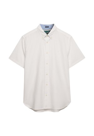 Camicia bianca a maniche corte con bottoni e colletto button-down, vestibilità regolare e bottoni beige chiaro, mostrata su sfondo bianco.