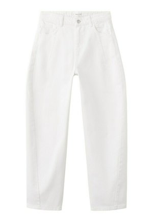 Jean blanc taille haute, coupe droite, avec bouton frontal, fermeture éclair, passants de ceinture et poches avant, posé à plat sur un fond blanc.