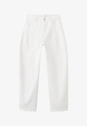 Blugi albi cu talie înaltă și croială dreaptă, cu nasture frontal, fermoar, bucle pentru curea și buzunare frontale, așezați pe o suprafață plată pe fundal alb.