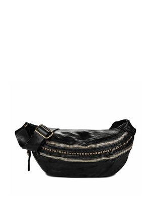 Marsupio in pelle nera con due cerniere orizzontali e borchie metalliche decorative, con tracolla regolabile e fibbia in ottone.