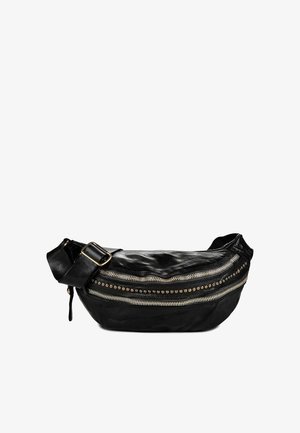 Bolso de cintura de cuero negro con dos cremalleras horizontales y tachuelas metálicas decorativas, con una correa ajustable con hebilla de latón.