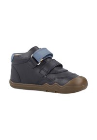 Donkerblauwe leren hoge schoen met een rubberen zool, voorzien van twee klittenbandsluitingen en een ronde neus. Gevoerde kraag voor comfort.