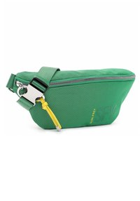 Zelený texturovaný látkový sáček s žlutým akcentem, stříbrným zipem a nastavitelným popruhem. Má moderní tvar s zužujícím se profilem.