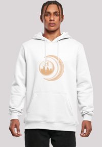 Felpa bianca con tasca frontale, caratterizzata da un motivo grafico circolare marrone che include uno skyline e forme a mezzaluna. Cappuccio con cordino.