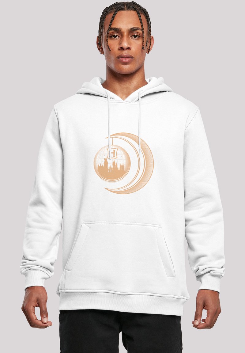 Felpa bianca con tasca frontale, caratterizzata da un motivo grafico circolare marrone che include uno skyline e forme a mezzaluna. Cappuccio con cordino.