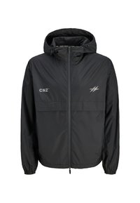 Veste légère noire avec capuche, dotée d'une fermeture éclair à l'avant, de poignets élastiques et de logos imprimés en argent. Le matériau semble lisse et résistant à l'eau.