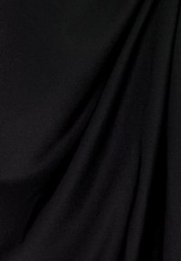 Tissu noir à la texture lisse et légère brillance, présentant des plis et des replis qui créent de la profondeur et du mouvement.