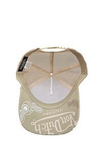 Gorra beige con visera curva, con texto impreso en blanco y gráficos de búhos. El interior incluye forro de malla y una correa ajustable de plástico.