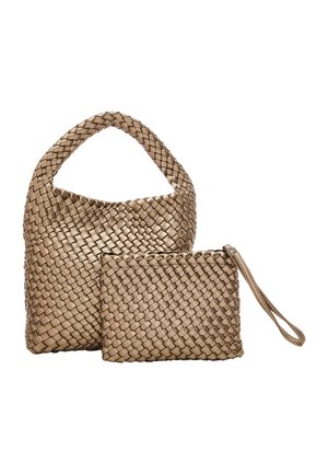 Borsa intrecciata color tan con manico superiore arrotondato e un portafoglio rettangolare abbinato con un cinturino da polso, caratterizzata da una superficie liscia e un motivo intricato.