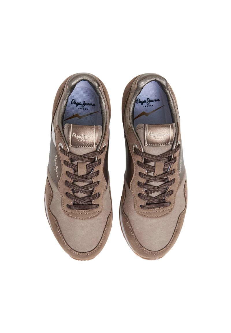 Zapatillas de ante marrón con cordones marrón oscuro, puntera redondeada y detalles de logo. Textura suave con un panel lateral más claro en contraste.