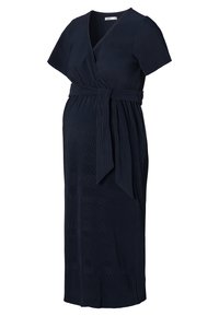 Marineblaues Umstandskleid aus plissiertem Stoff mit kurzen Ärmeln, Wickeldesign und Stoffgürtel für eine verstellbare Passform. Langer, fließender Schnitt.