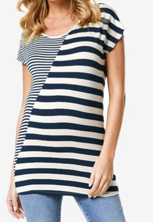 Pasiasty top z krótkim rękawem w kolorze granatowym i kremowym. Posiada asymetryczny fason z przemiennymi wzorami pasków. Miękka tkanina, luźny krój.