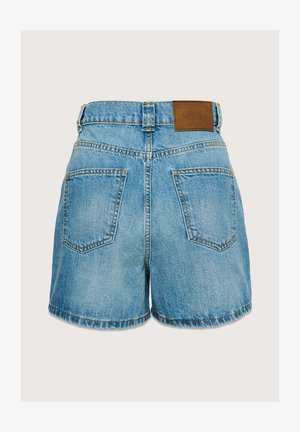 Džínové šortky s světle modrým odstínem, s vysokým pasem, dvěma zadními kapsami a hnědou koženou nášivkou na zadním pásku.