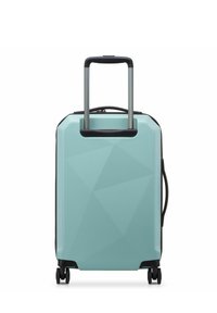 Maleta rígida en color verde azulado con una textura geométrica, que cuenta con un mango telescópico, un asa superior y cuatro ruedas negras para facilitar la movilidad.