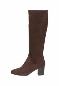 Bottes en daim marron à hauteur de genou avec un bout pointu, un talon block et des coutures soignées. Texture lisse avec un minimum de détails sur la tige.