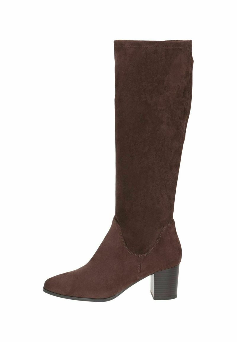 Bottes en daim marron à hauteur de genou avec un bout pointu, un talon block et des coutures soignées. Texture lisse avec un minimum de détails sur la tige.