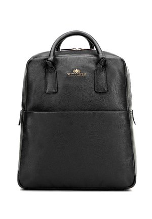 Černý kožený batoh s texturovaným povrchem, vybavený horním držadlem, zlatými detaily a přední kapsou. Navržen pro odolnost a styl.