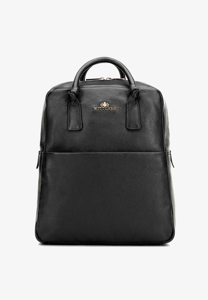 Zwarte leren rugzak met een gestructureerde afwerking, uitgerust met een bovenhandvat, gouden hardware en een frontzak. Ontworpen voor duurzaamheid en stijl.