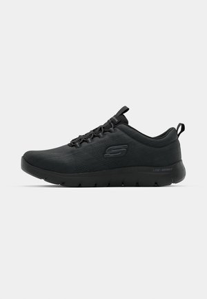 Schwarze Sportschuhe mit leichtem Design, strukturiertem Obermaterial, Schnürung und einem Zugtab hinten für einfaches Anziehen.