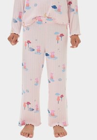 Rosa gerippter Schlafanzug mit verspielten Mustern von Zeichentrickschweinen, Regenschirmen und Bäumen. Weicher Stoff mit gewellten Kanten. Ausgestellte Hosenbeine.